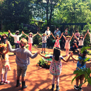 Alunos do jardim de infância em roda rítmica na época da primavera