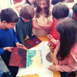 Atividade artística em camiseta, ateliê de recreação no contraturno escolar