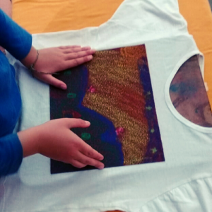 Atividade artística em camiseta, ateliê de recreação no contraturno escolar