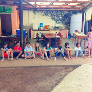 Em momento de brincar livremente, no ateliê de recreação, contraturno escolar