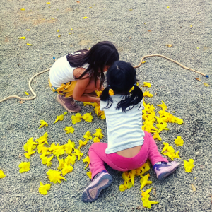 Crianças no ateliê de recreação, no contraturno escolar
