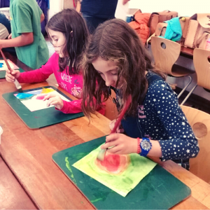 Atividade de aquarela, ateliê de recreação no contraturno escolar