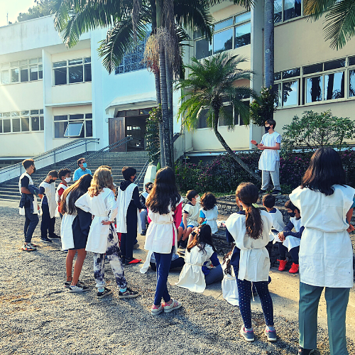 Alunos do 5o ano ensaiando peça teatral