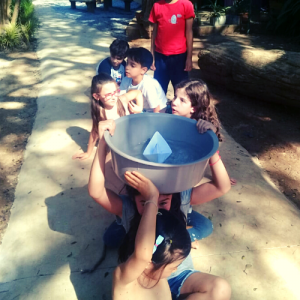 Crianças no ateliê de recreação, no contraturno escolar