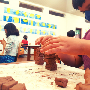 Alunos do 3o ano trabalhando na produção de tijolinhos de argila para Época da Casinha