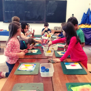 Atividade de aquarela, ateliê de recreação no contraturno escolar