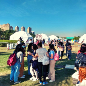 Alunos do 10o ano em passeio na Bienal do Lixo, em 2022