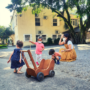 Alunos do maternal brincando pelo páteo