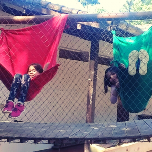 Momento de descanso, no ateliê de recreação no contraturno escolar