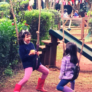 Crianças do jardim brincando na pausa