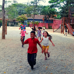 Em momento de brincar livremente, no ateliê de recreação, contraturno escolar