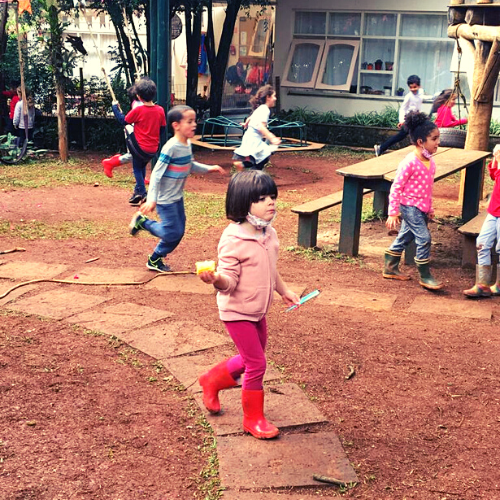 Alunos do maternal em atividade externa