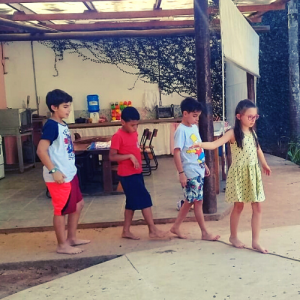Atividade dirigida, no ateliê de recreação, contraturno escolar