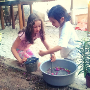 Atividade dirigida, no ateliê de recreação, contraturno escolar